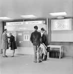 859258 Afbeelding van de plaatskaartenautomaten in de hal van het N.S.-station Utrecht C.S. te Utrecht.